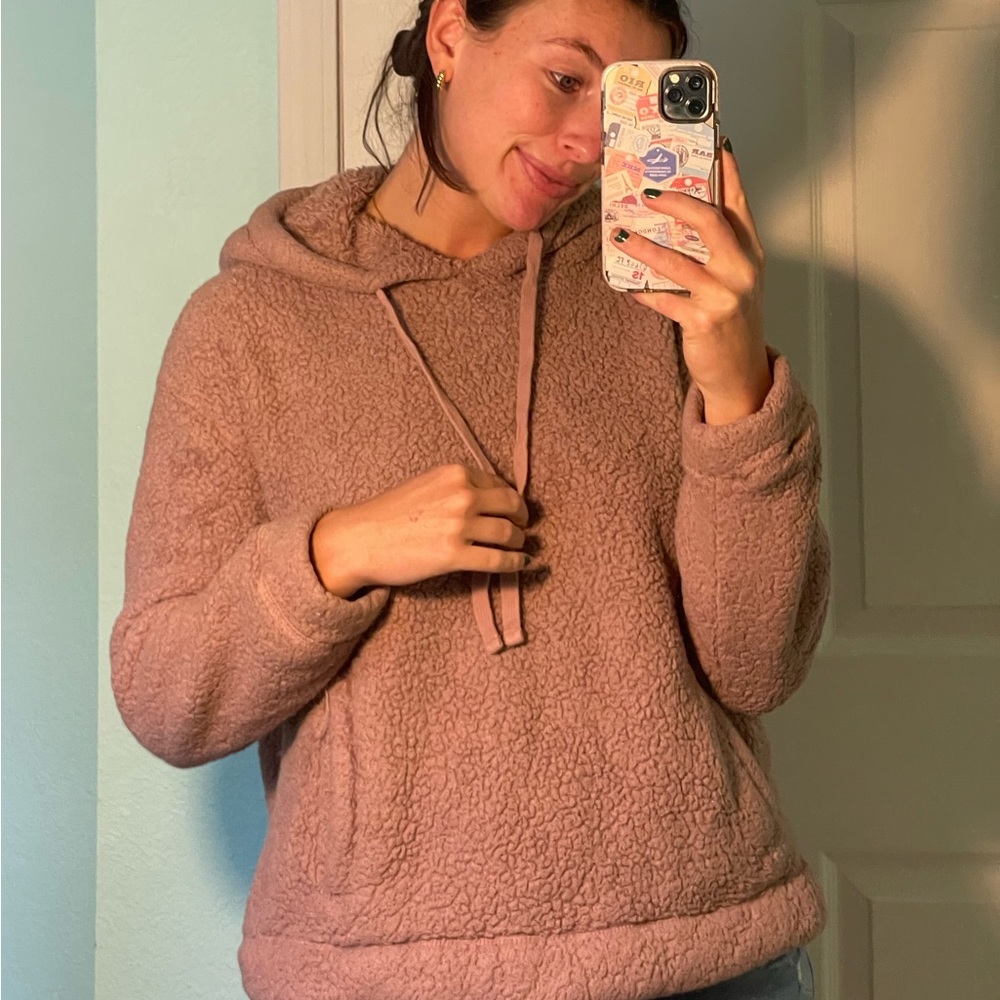 Super cozy, fuzzy sweatshirt. Size L (fits more like S).